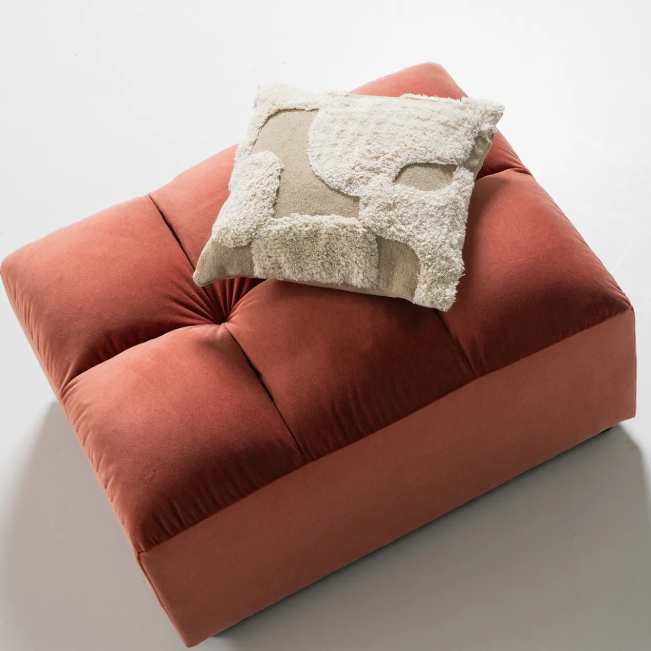 Allure hocker velvet blush