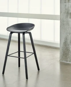 Barkruk AAS32 75 cm zwart gelakt eiken onderstel black
