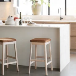 Barkruk Livermore met kunstleren zitkussen Whitewash