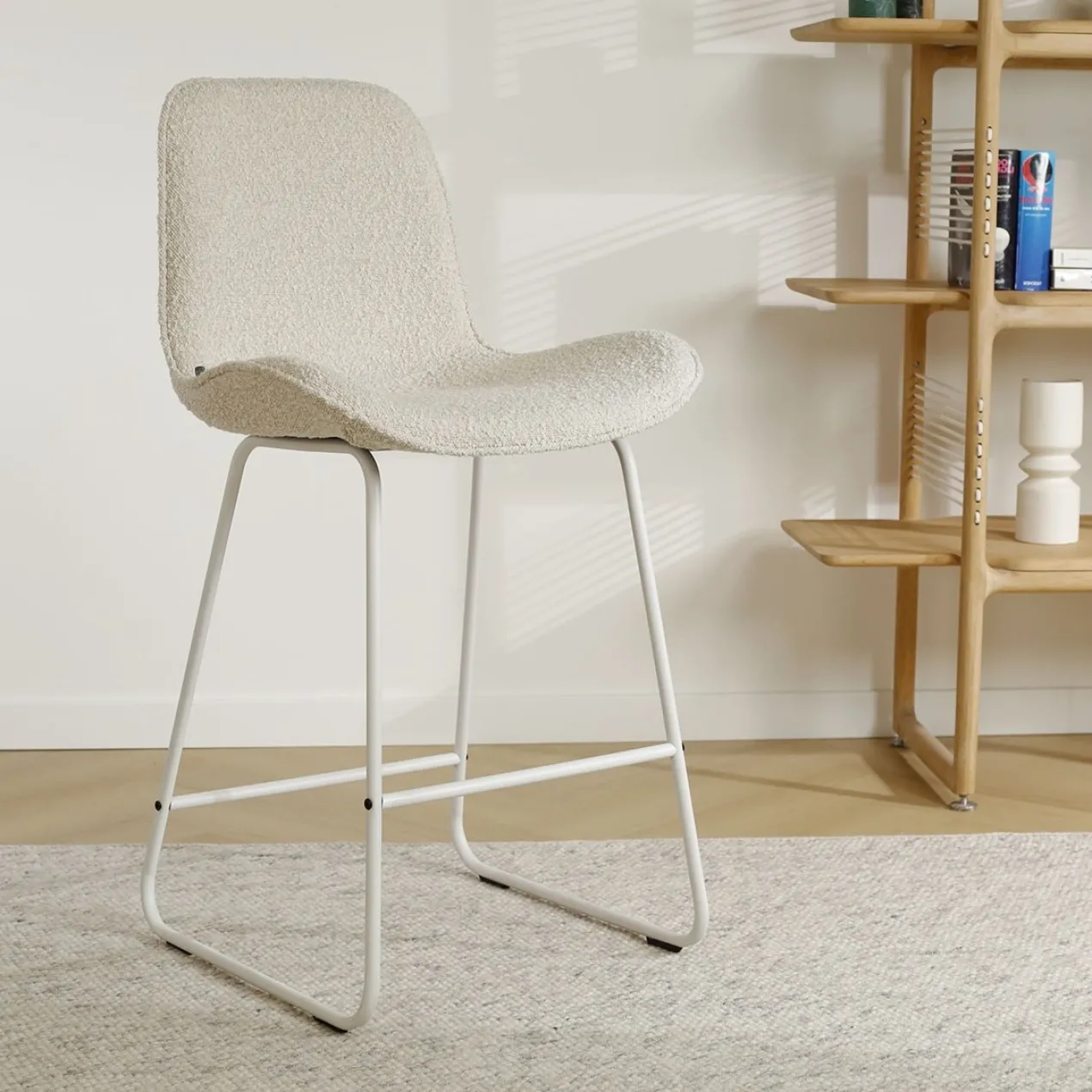 Barkruk Nino-Fé bouclé beige - wit onderstel - 65 cm