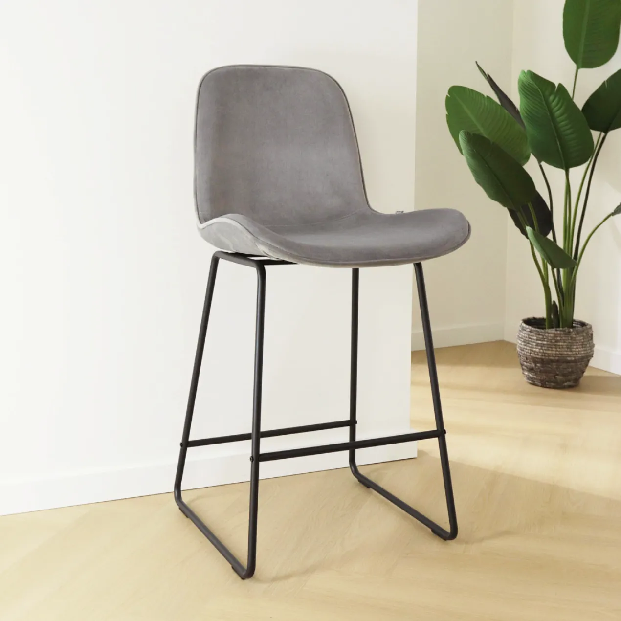 Barkruk Nino-Fé velvet grijs - zwart onderstel - 65 cm