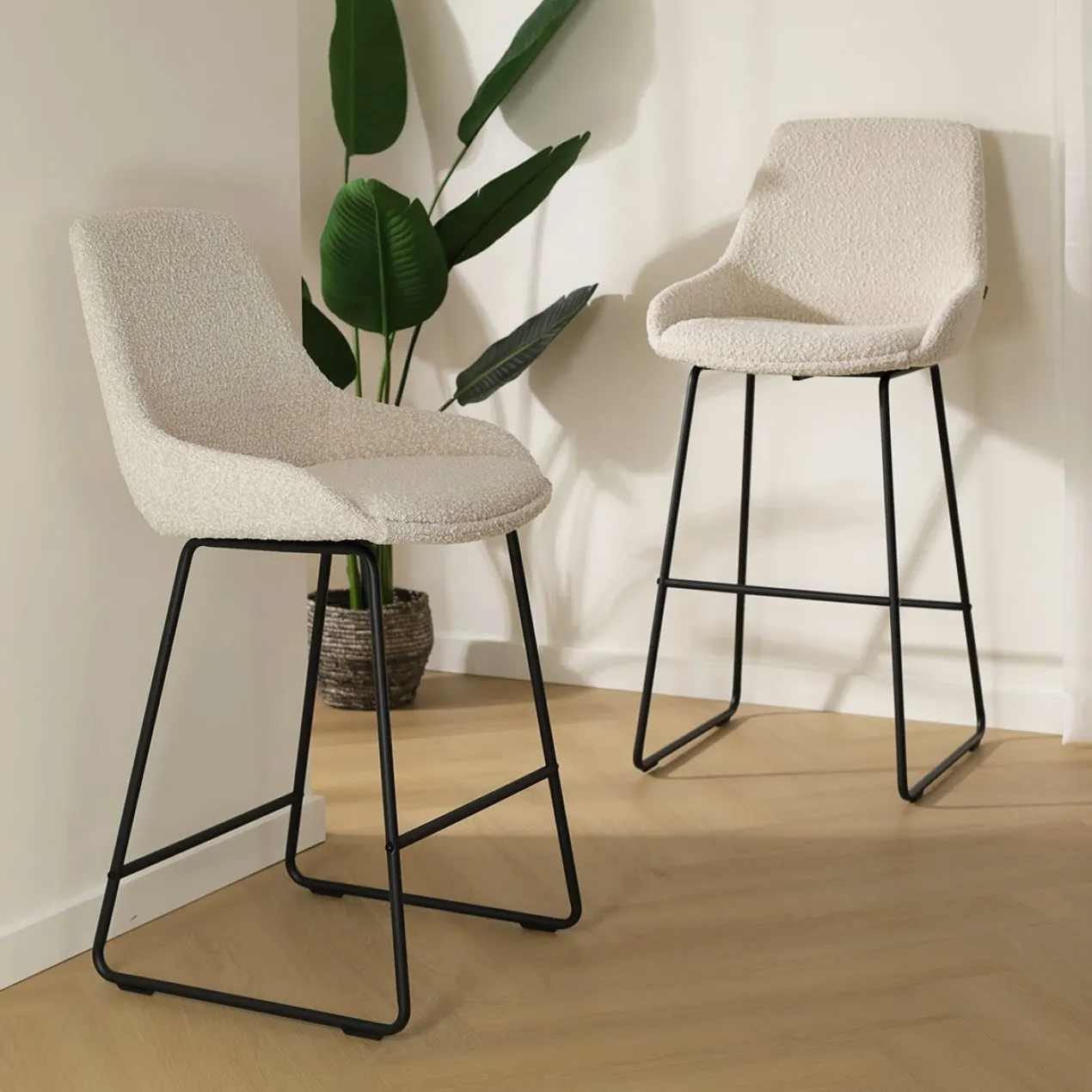 Barkruk Nino-Isa bouclé beige - zwart onderstel - 65cm