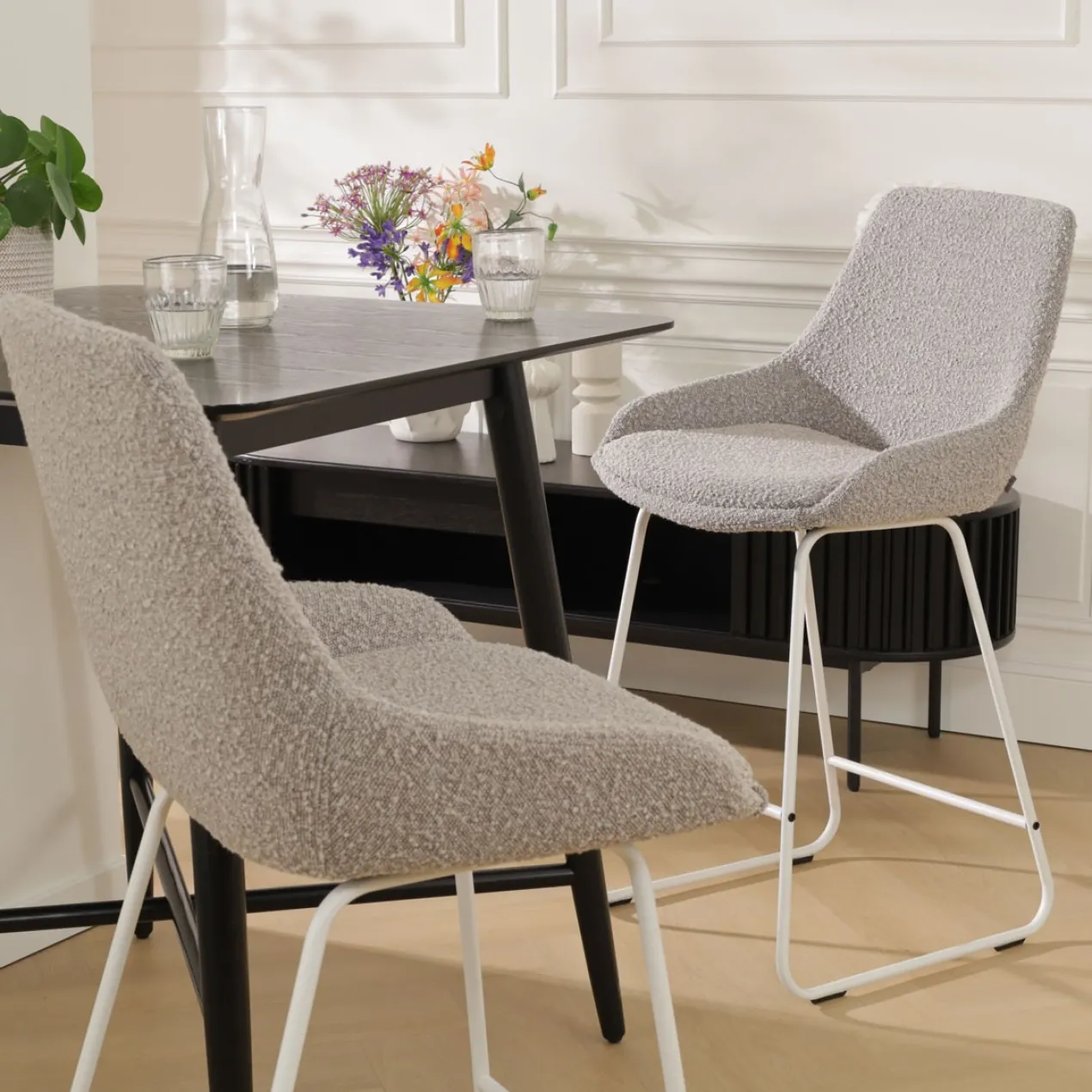 Barkruk Nino-Isa bouclé taupe - wit onderstel - 65 cm