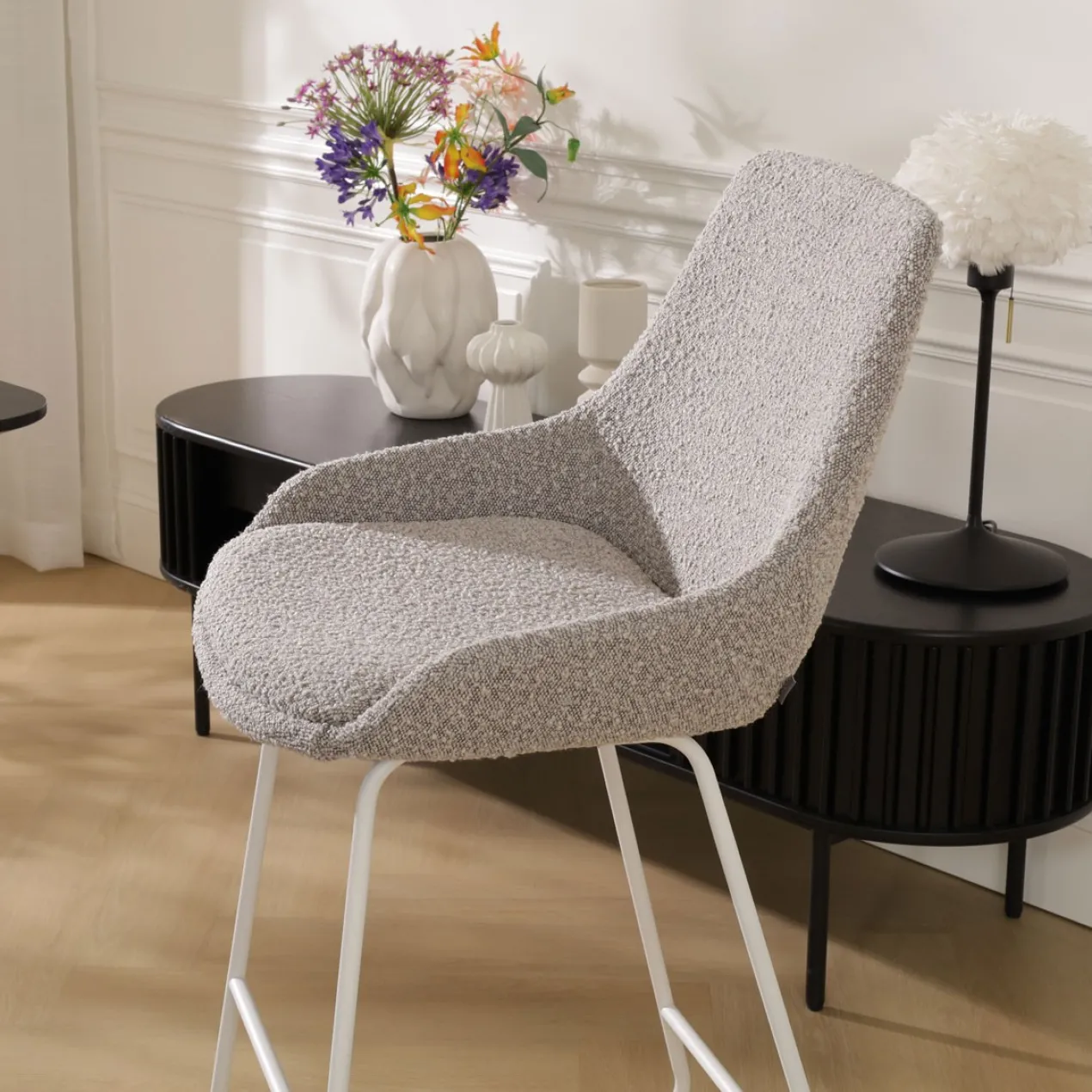Barkruk Nino-Isa bouclé taupe - wit onderstel - 65 cm
