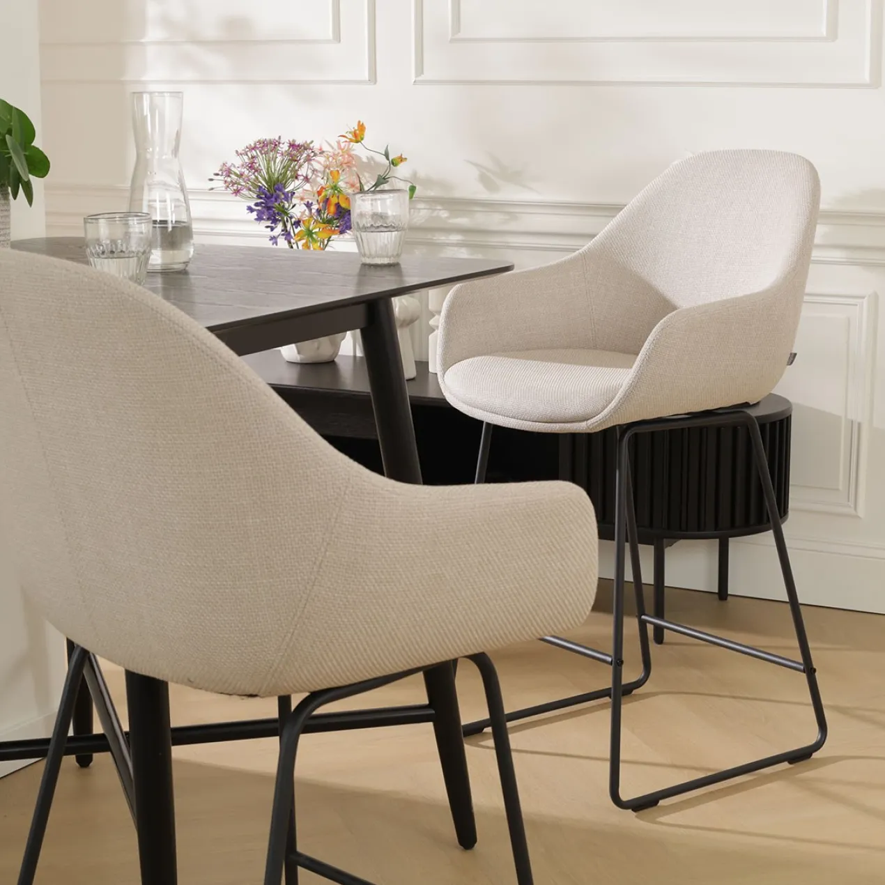 Barkruk Nino-Mae beige - zwart onderstel - 75 cm