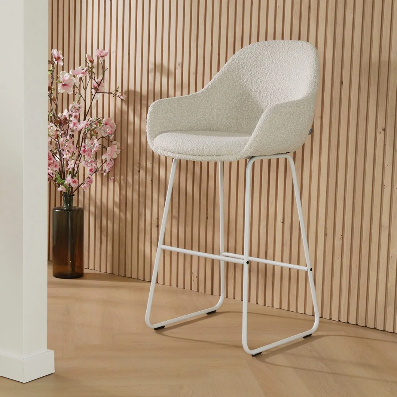Barkruk Nino-Mae bouclé beige - wit onderstel - 65 cm