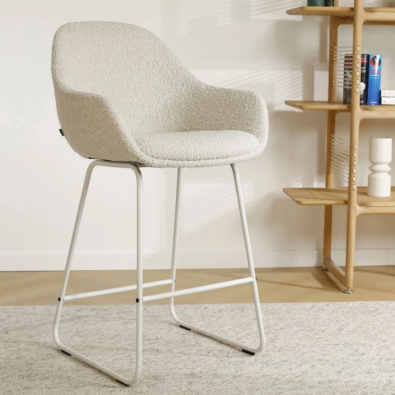 Barkruk Nino-Mae bouclé beige - wit onderstel - 65 cm