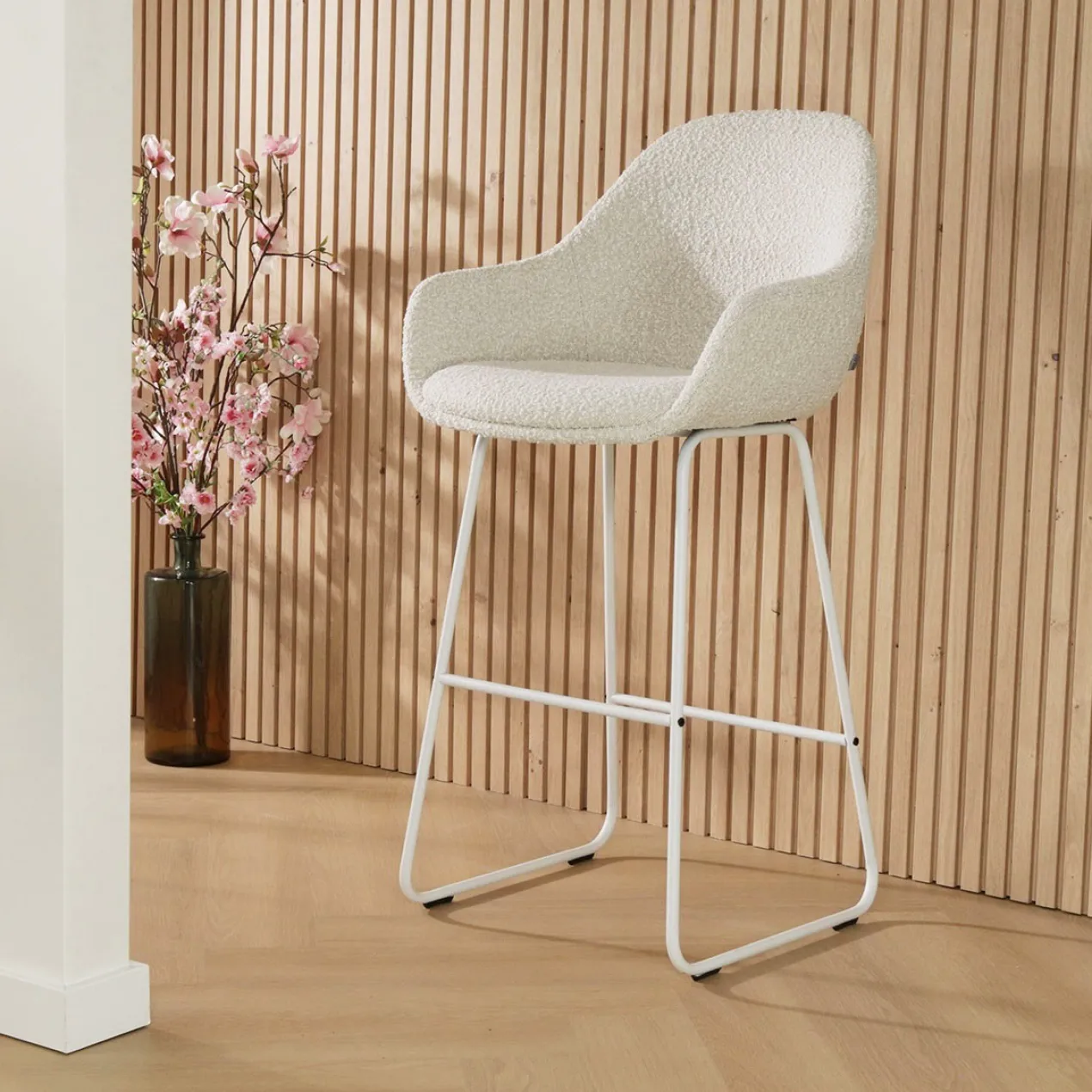 Barkruk Nino-Mae bouclé beige - wit onderstel - 75 cm