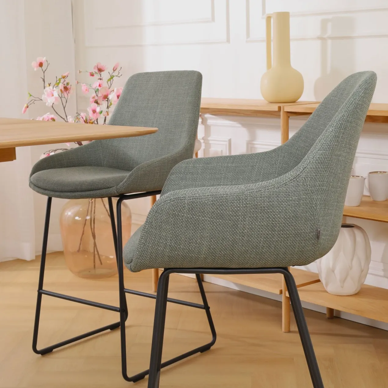 Barkruk Nino-Mae licht groen - zwart onderstel - 65 cm