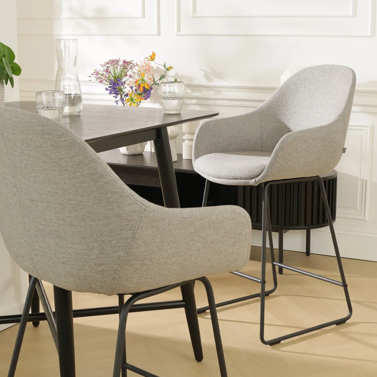 Barkruk Nino-Mae warm grijs - zwart onderstel - 65 cm