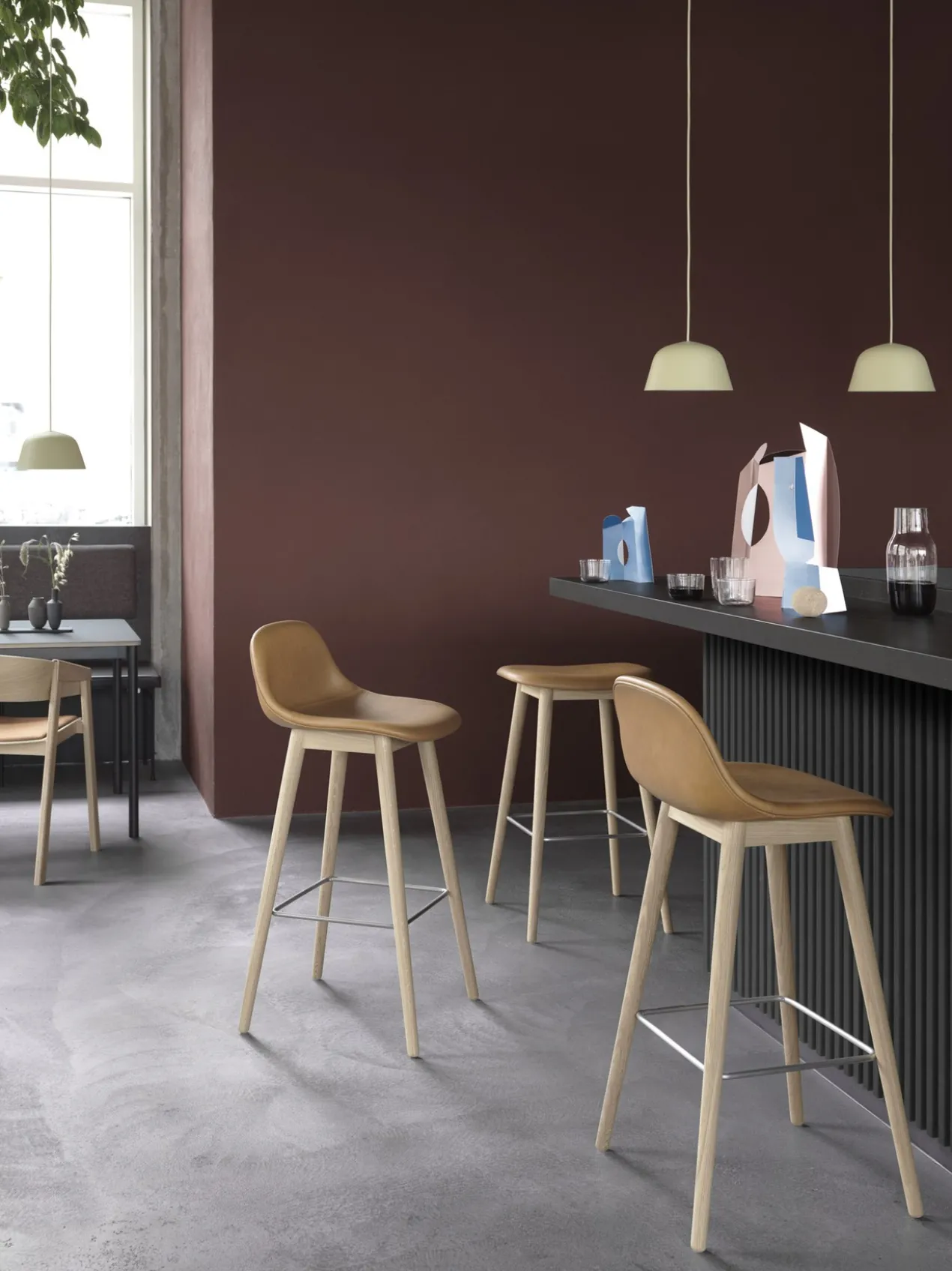 Barstoel Fiber 65 cm met rug en donker eiken onderstel grey