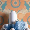 Bloemenvliesbehang in retrostijl – beige, turkoois, oranje #1