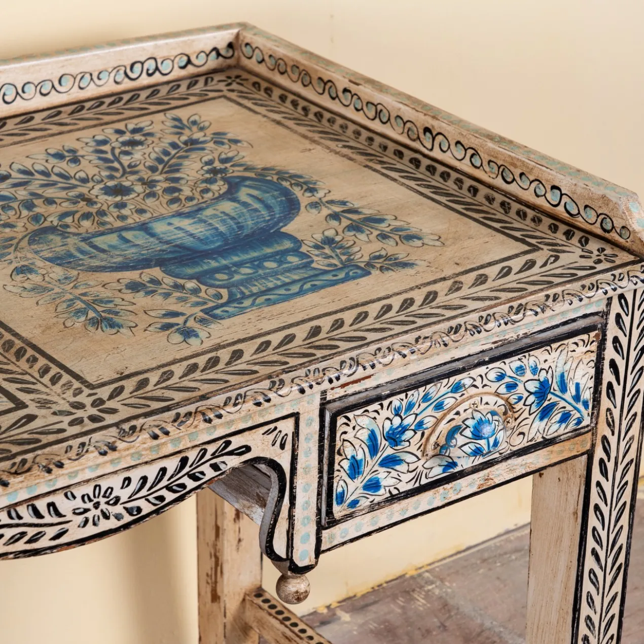 Bureau Pranay Handbeschilderd