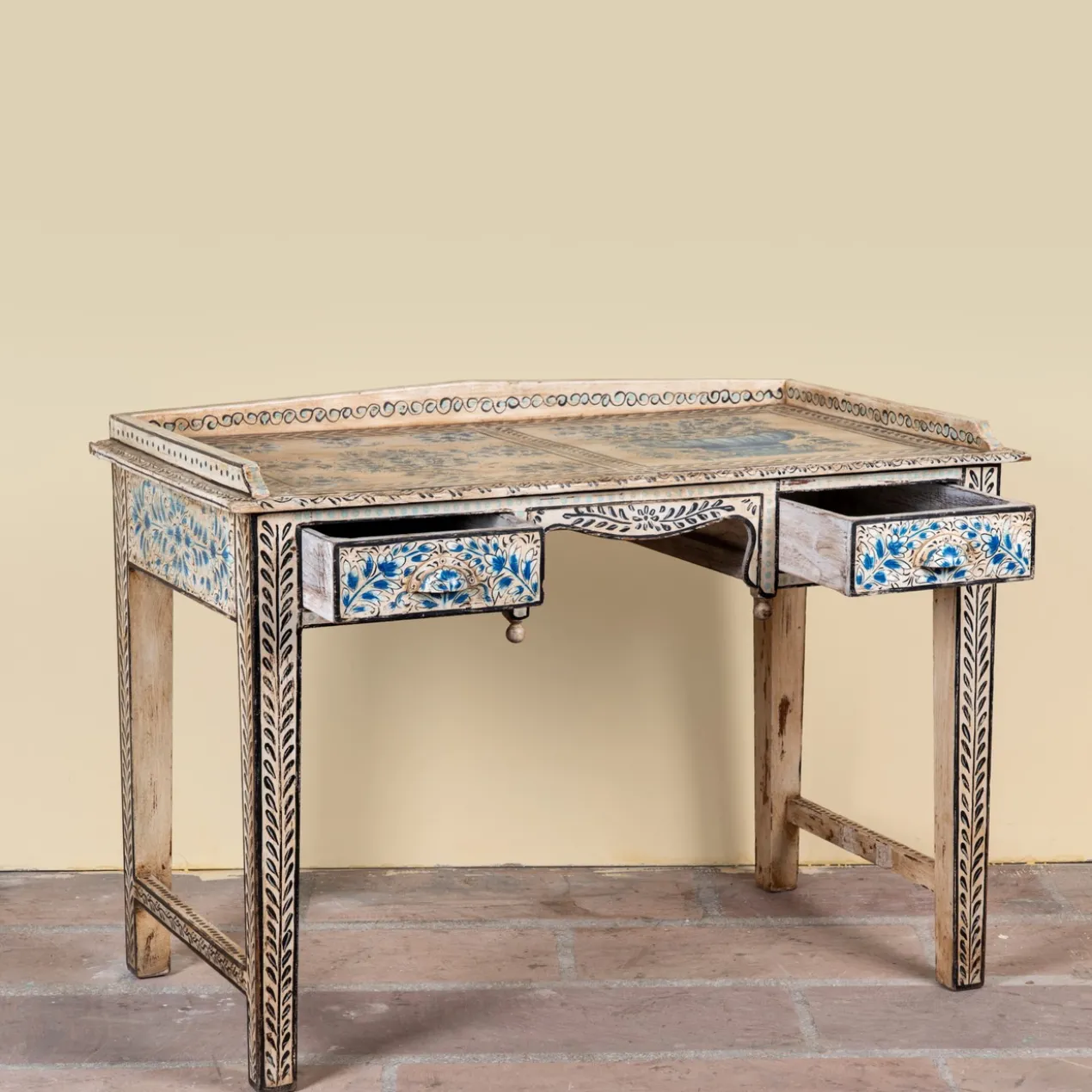 Bureau Pranay Handbeschilderd