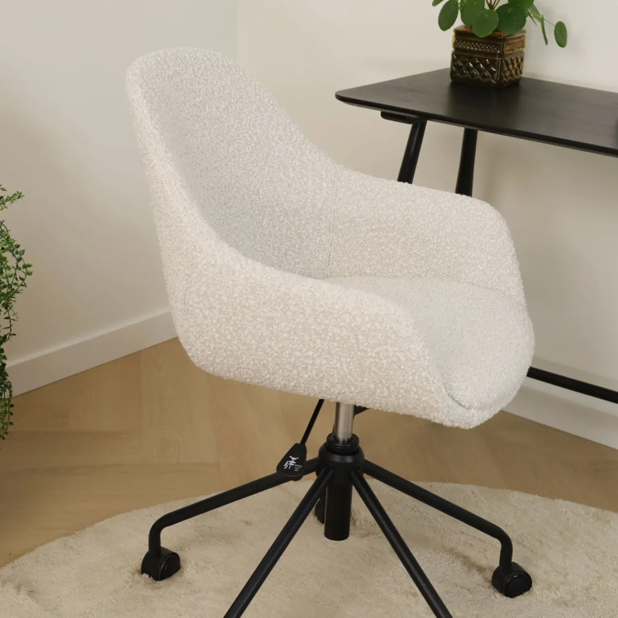 Bureaustoel Nout-Mae bouclé beige - zwart onderstel