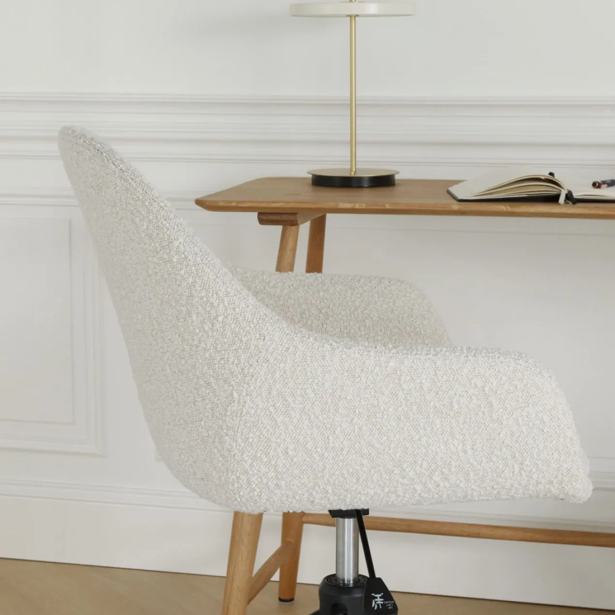 Bureaustoel Nout-Mae bouclé beige - zwart onderstel