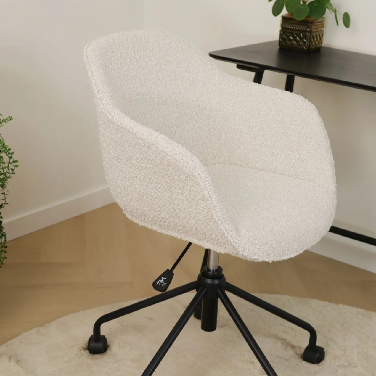 Bureaustoel Nout-Mare bouclé beige - zwart onderstel