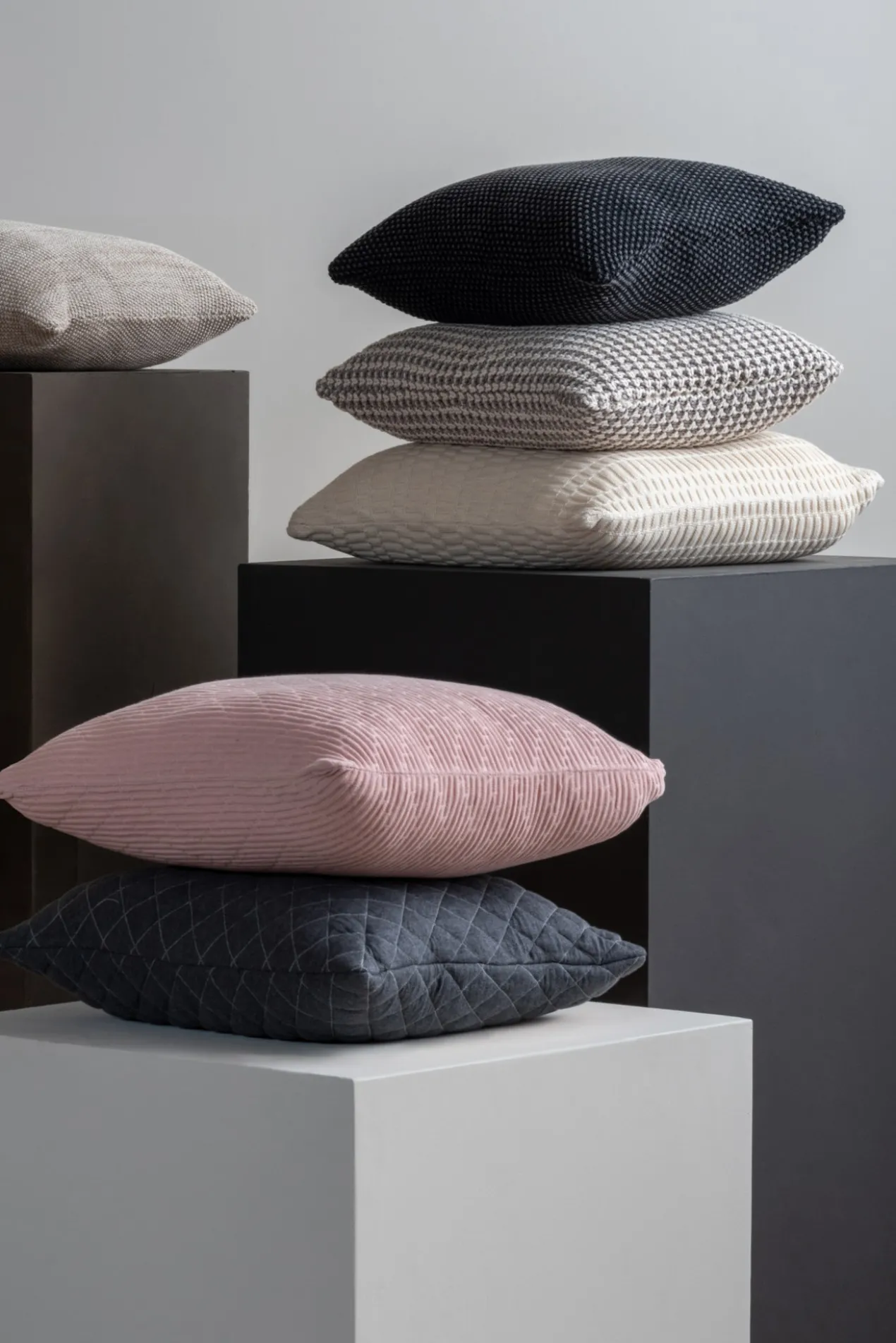 Cushion Zigzag knitted cotton soft pink