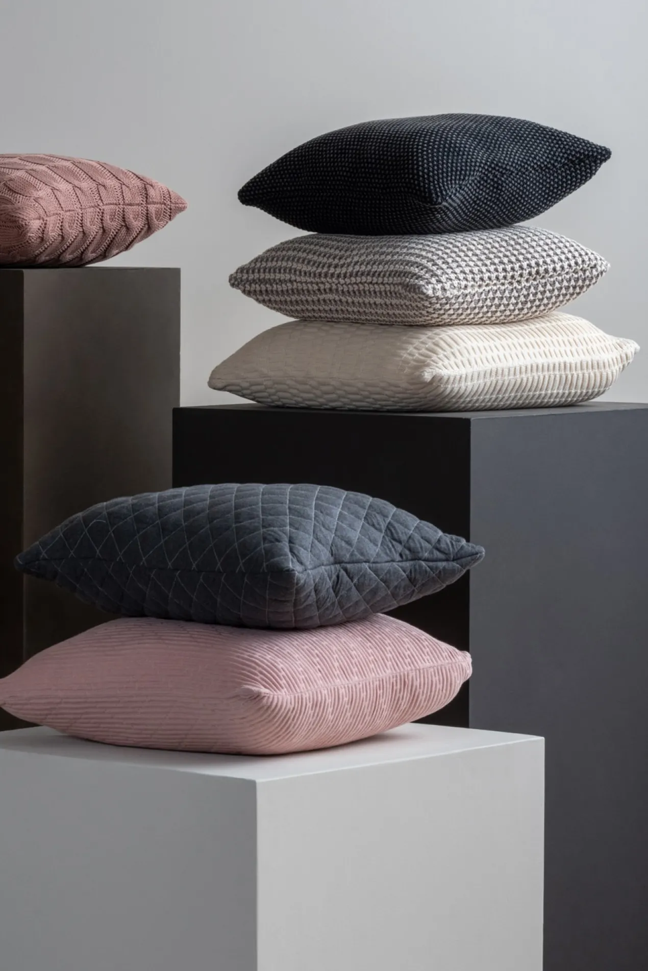 Cushion Zigzag knitted cotton soft pink