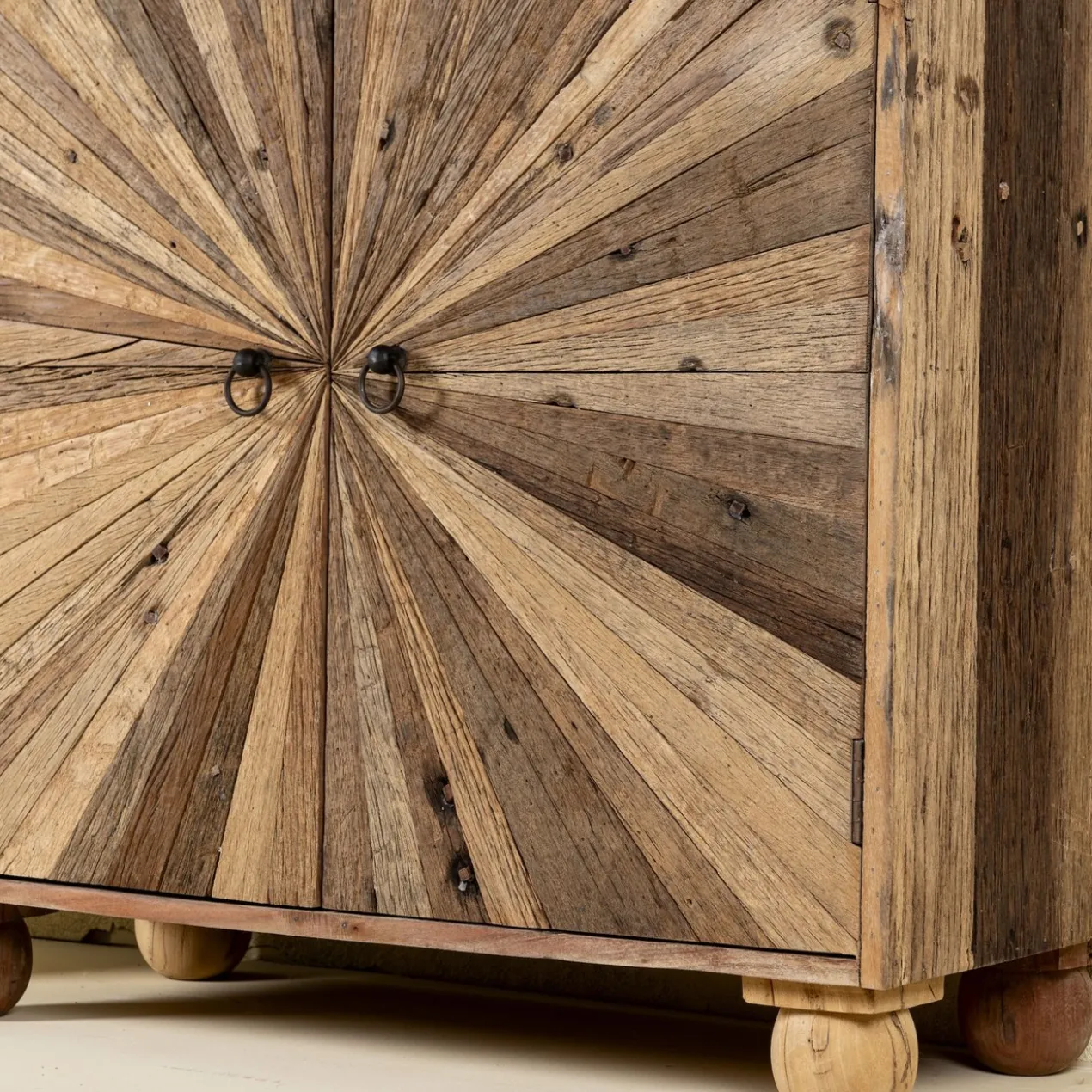 Dhriti - Kast van Gerecycled Hout met Zonpatroon