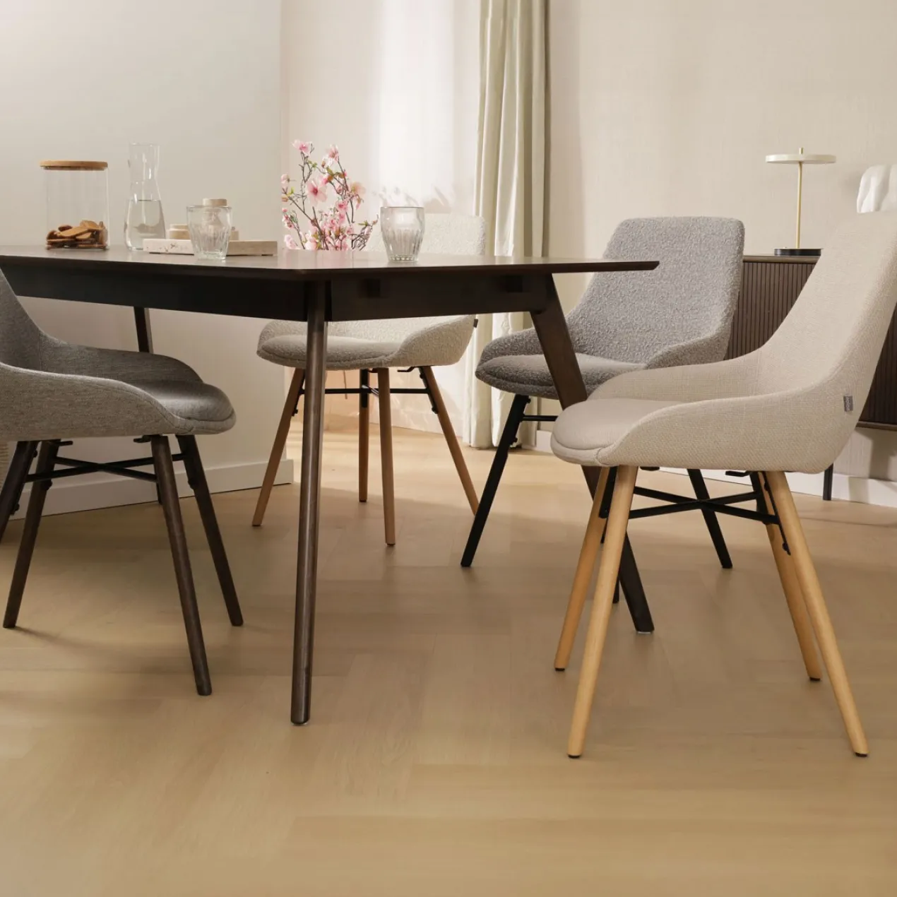 Eetkamerstoel Nena-Isa beige - walnoten onderstel