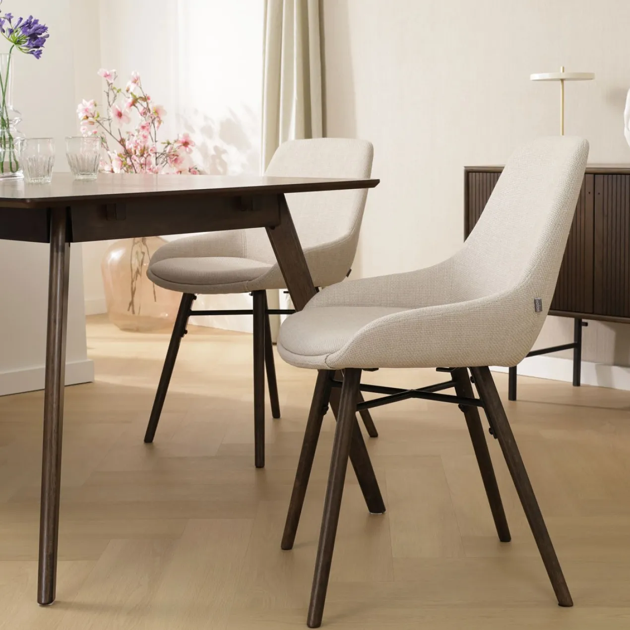 Eetkamerstoel Nena-Isa beige - walnoten onderstel