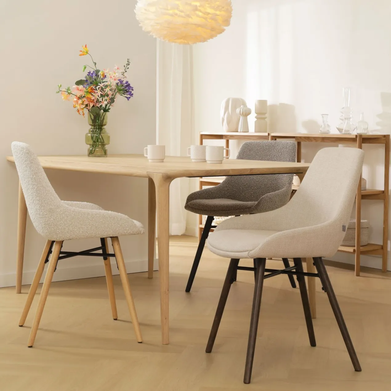 Eetkamerstoel Nena-Isa beige - walnoten onderstel