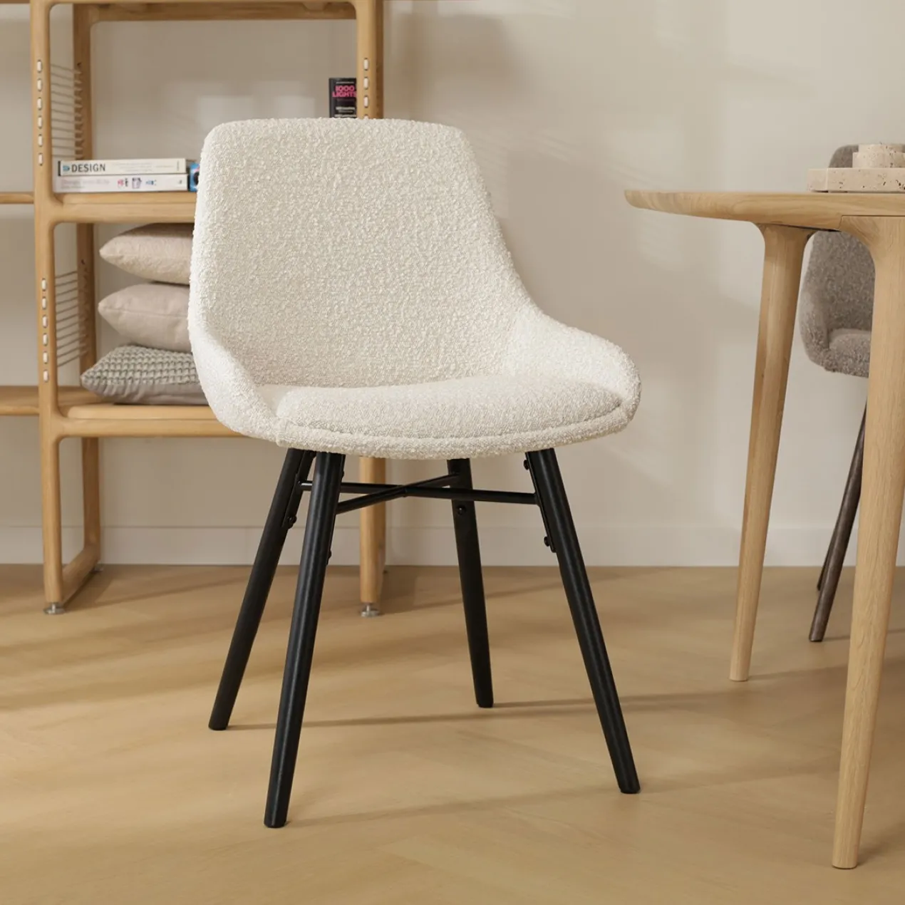 Eetkamerstoel Nena-Isa bouclé beige - zwart onderstel
