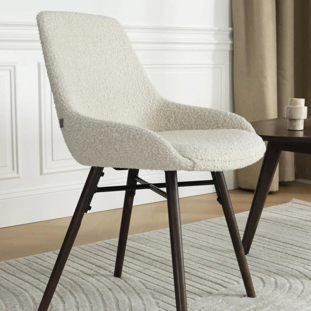 Eetkamerstoel Nena-Isa bouclé beige - walnoten onderstel