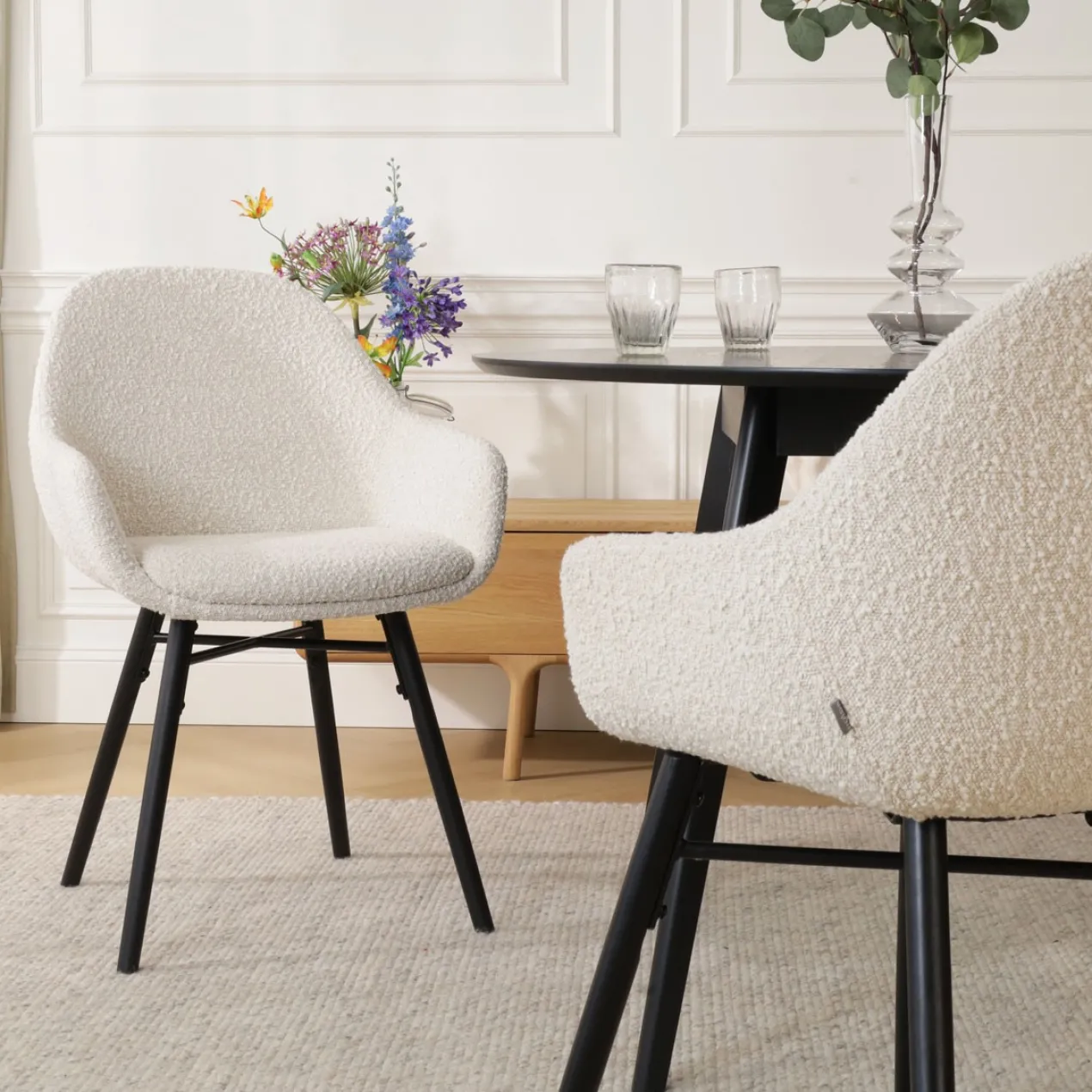 Eetkamerstoel Nena-Mae bouclé beige - zwart onderstel