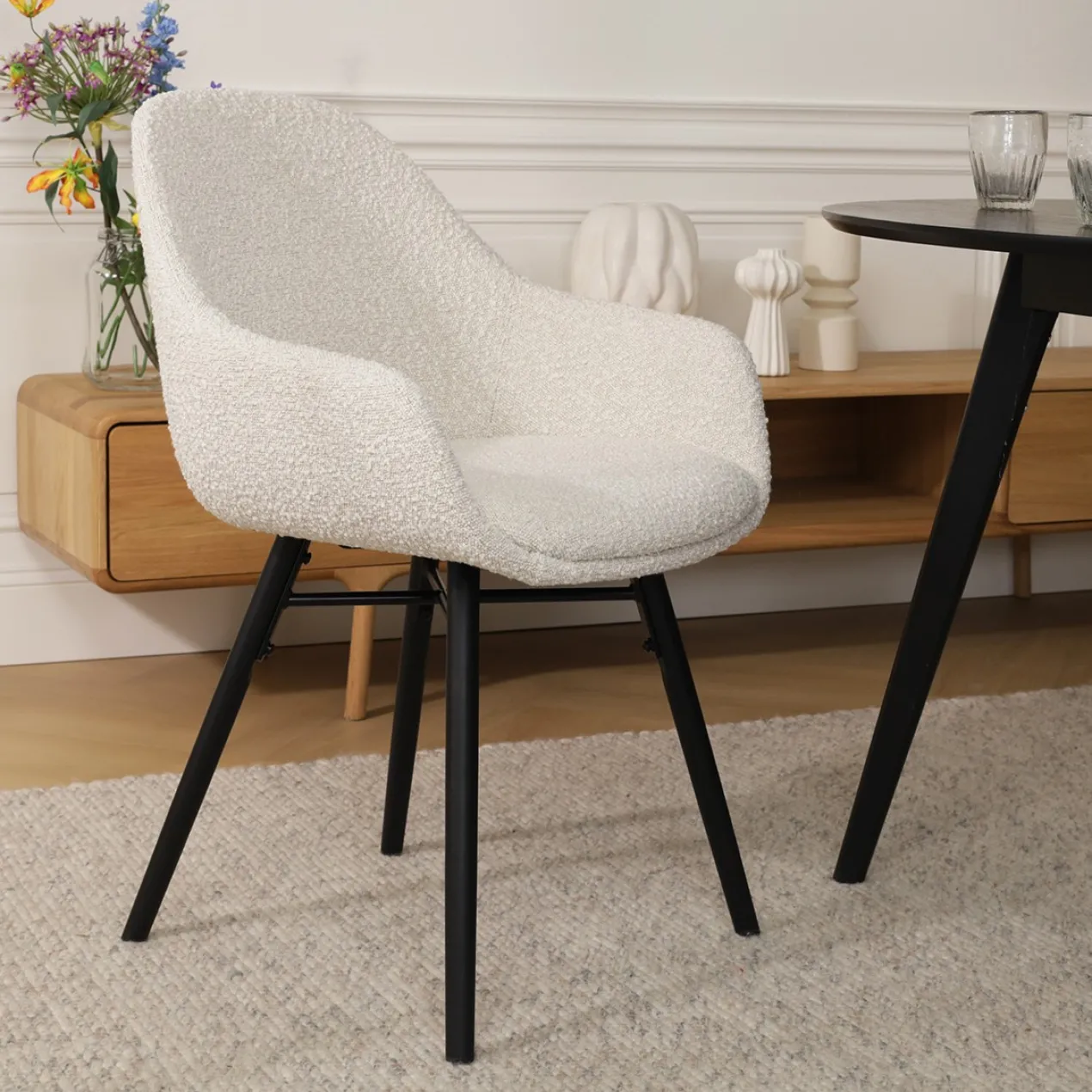 Eetkamerstoel Nena-Mae bouclé beige - zwart onderstel