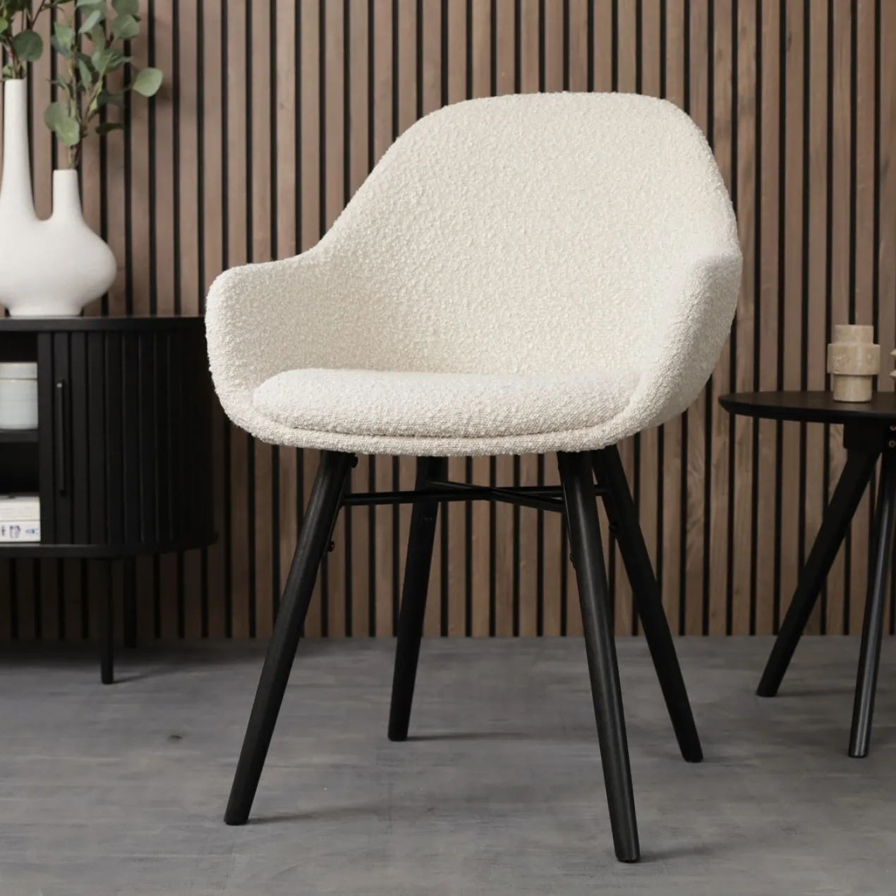 Eetkamerstoel Nena-Mae bouclé beige - zwart onderstel