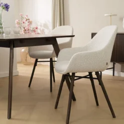 Eetkamerstoel Nena-Mae bouclé beige - walnoten onderstel