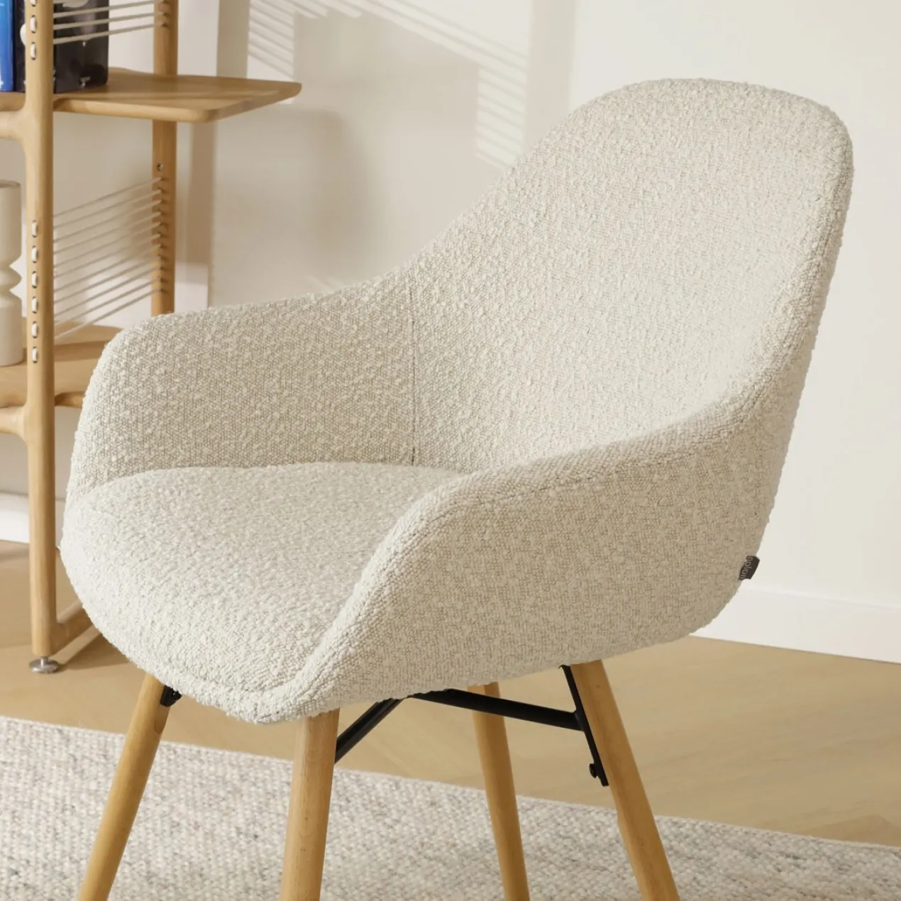 Eetkamerstoel Nena-Mae bouclé beige - naturel onderstel