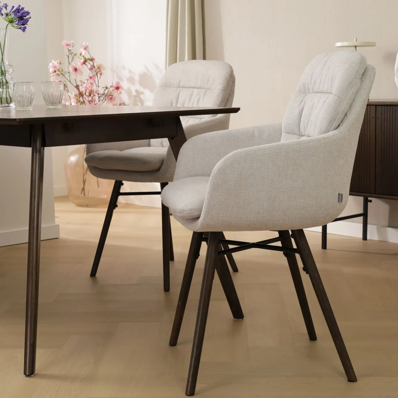 Eetkamerstoel Nena-mia beige - walnoot houten onderstel