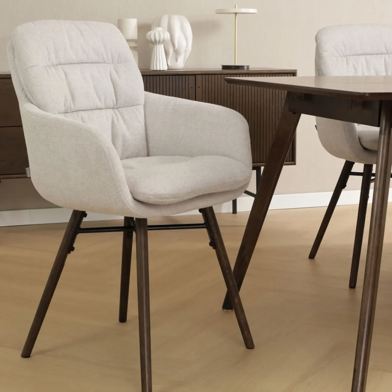 Eetkamerstoel Nena-mia beige - walnoot houten onderstel