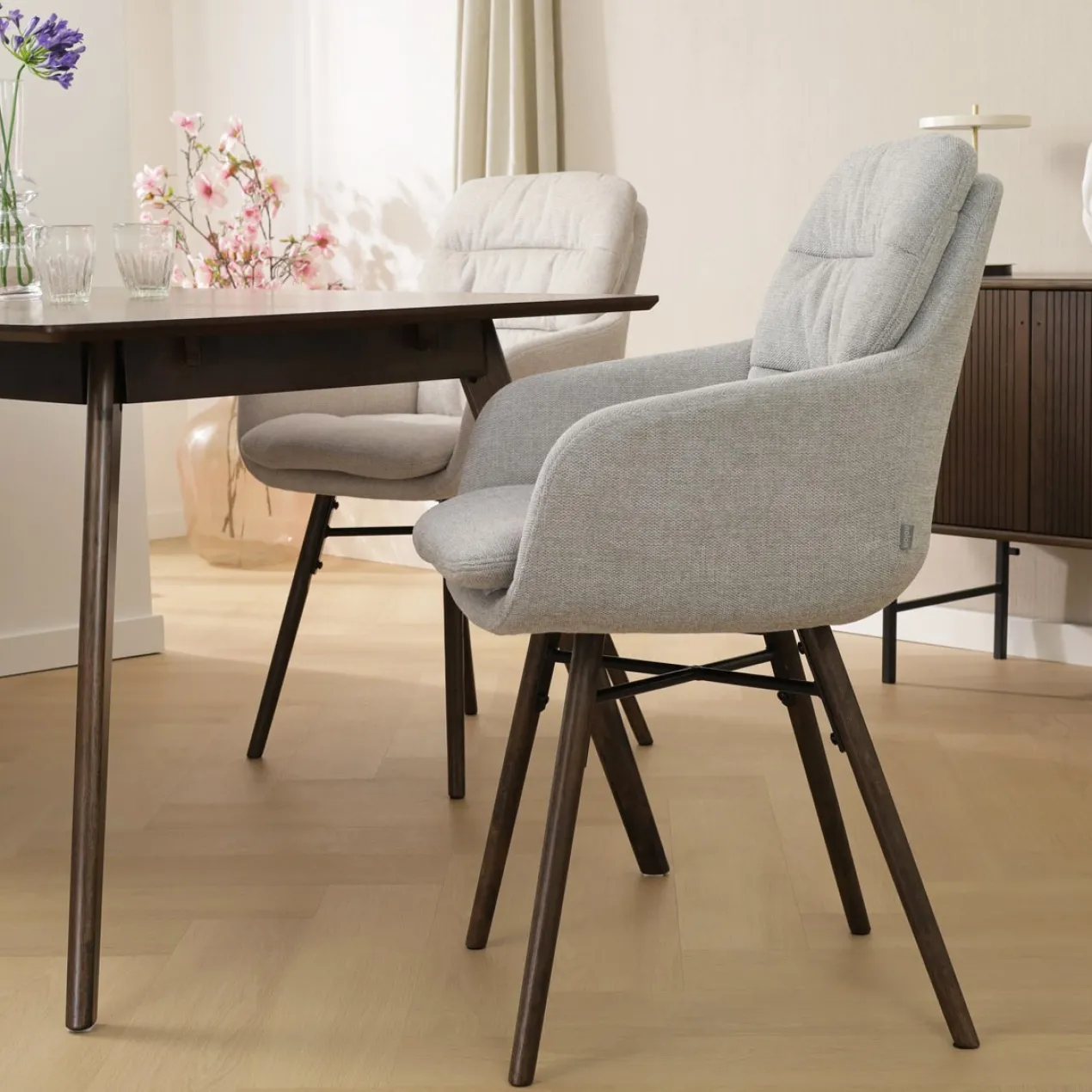 Eetkamerstoel Nena-mia beige - walnoot houten onderstel