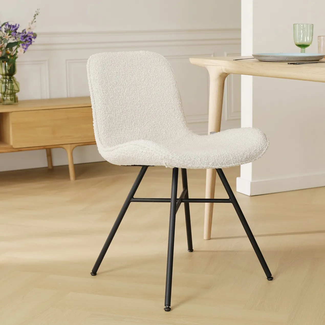 Eetkamerstoel Noa-Fé bouclé beige - zwart onderstel