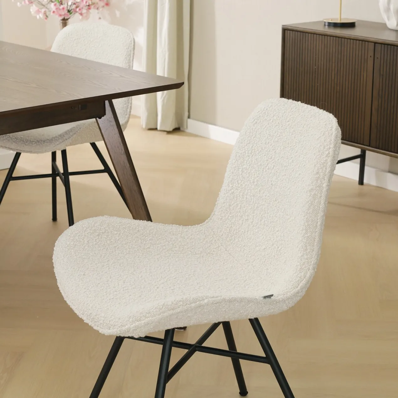 Eetkamerstoel Noa-Fé bouclé beige - zwart onderstel