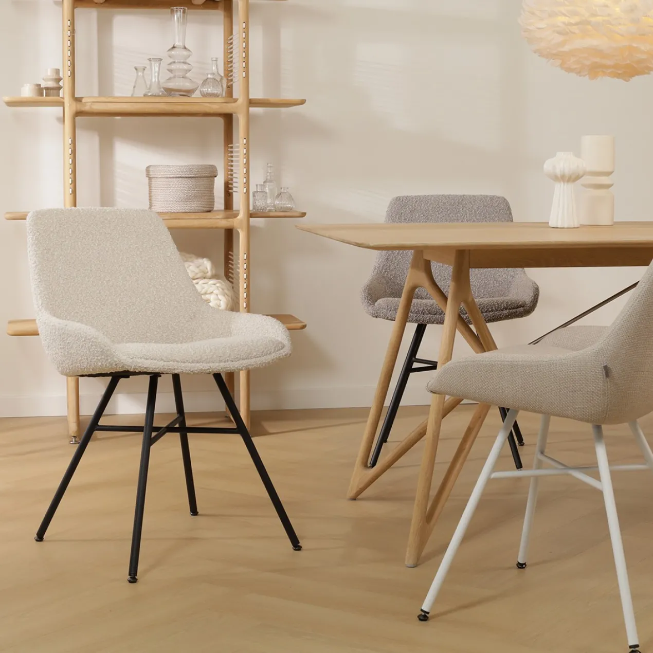 Eetkamerstoel Noa-Isa bouclé beige - wit onderstel