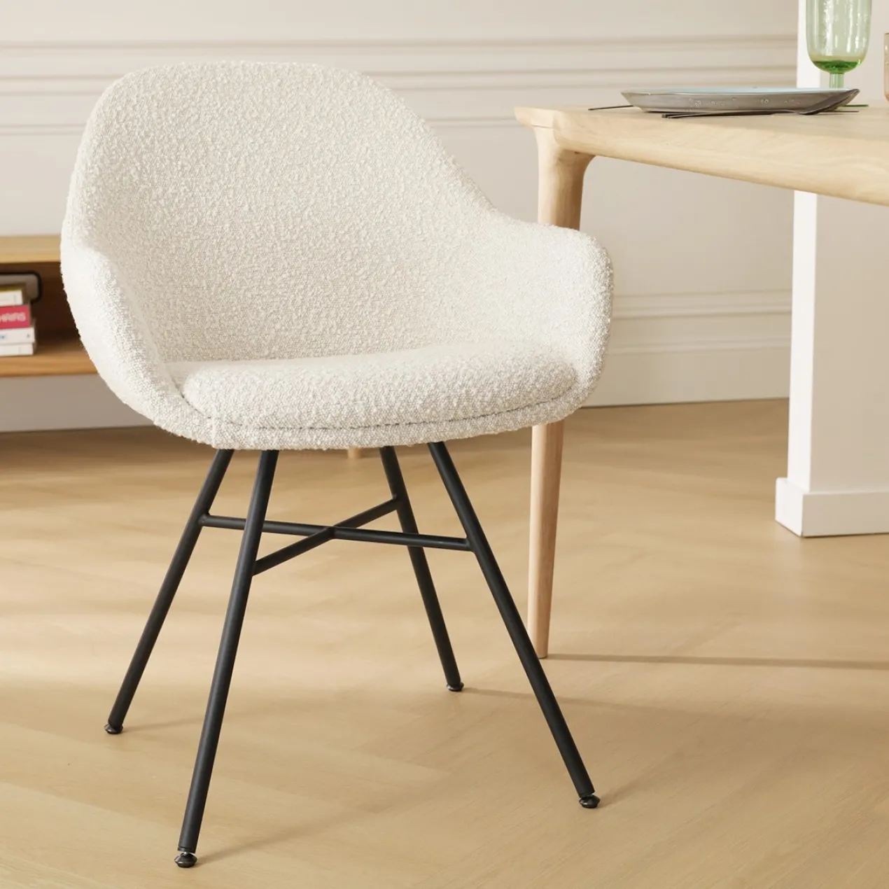 Eetkamerstoel Noa-Mae bouclé beige - zwart onderstel