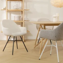 Eetkamerstoel Noa-Mae bouclé beige - zwart onderstel