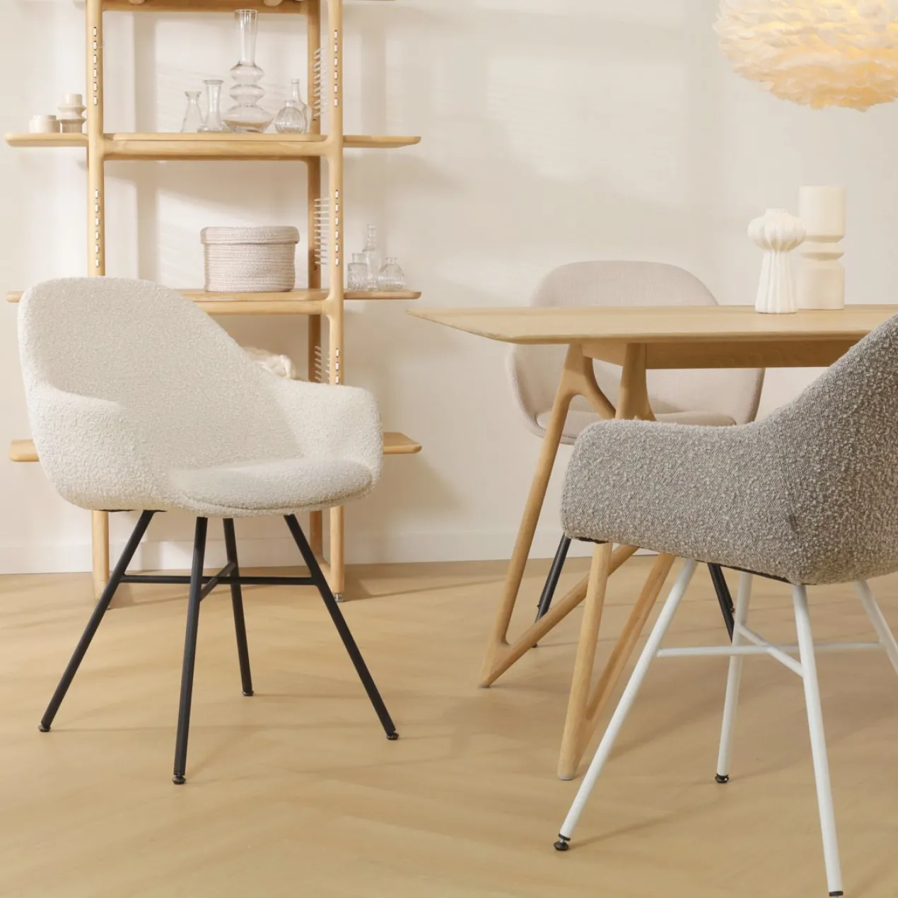 Eetkamerstoel Noa-Mae bouclé beige - zwart onderstel