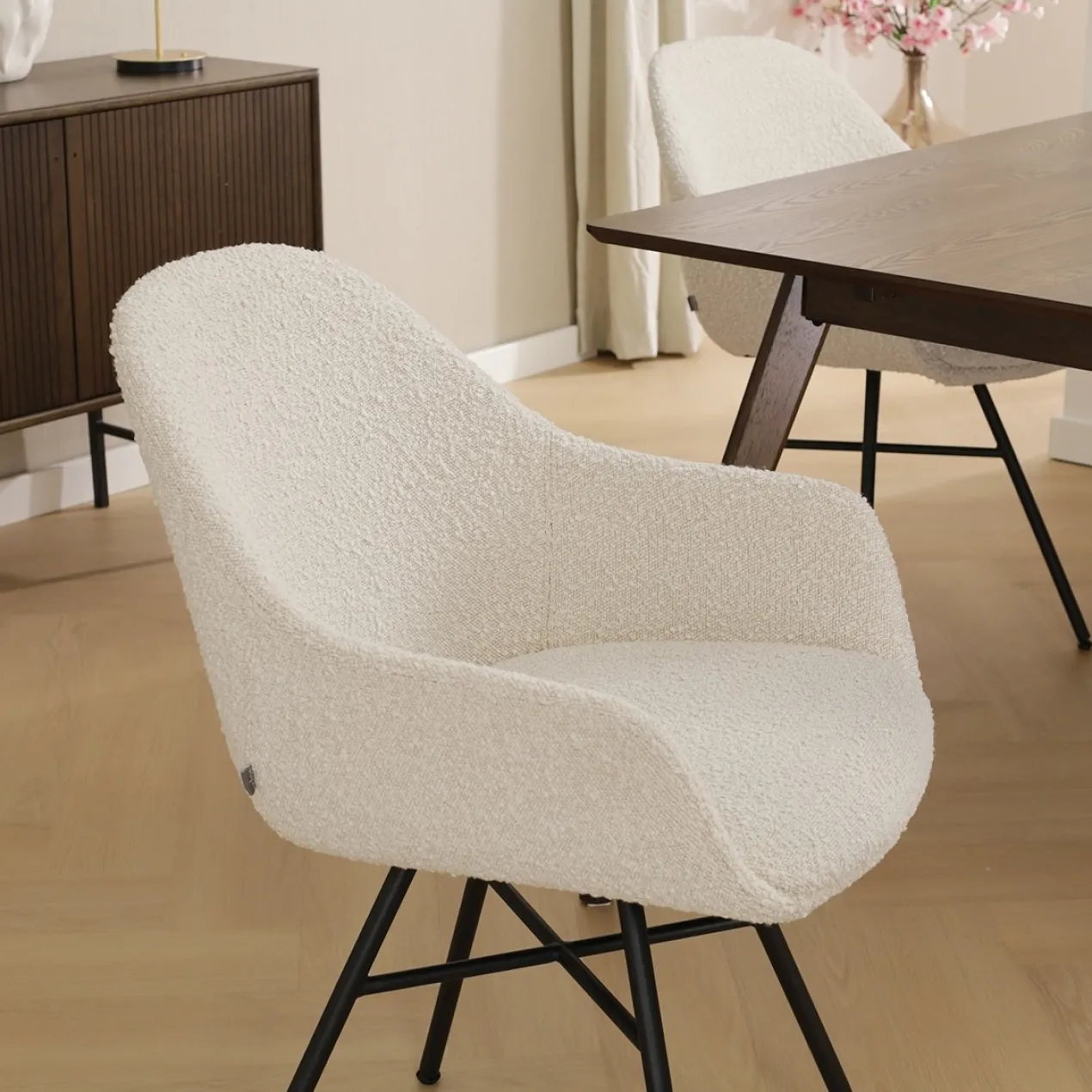 Eetkamerstoel Noa-Mae bouclé beige - zwart onderstel