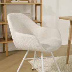 Eetkamerstoel Noa-Mae bouclé beige - wit onderstel