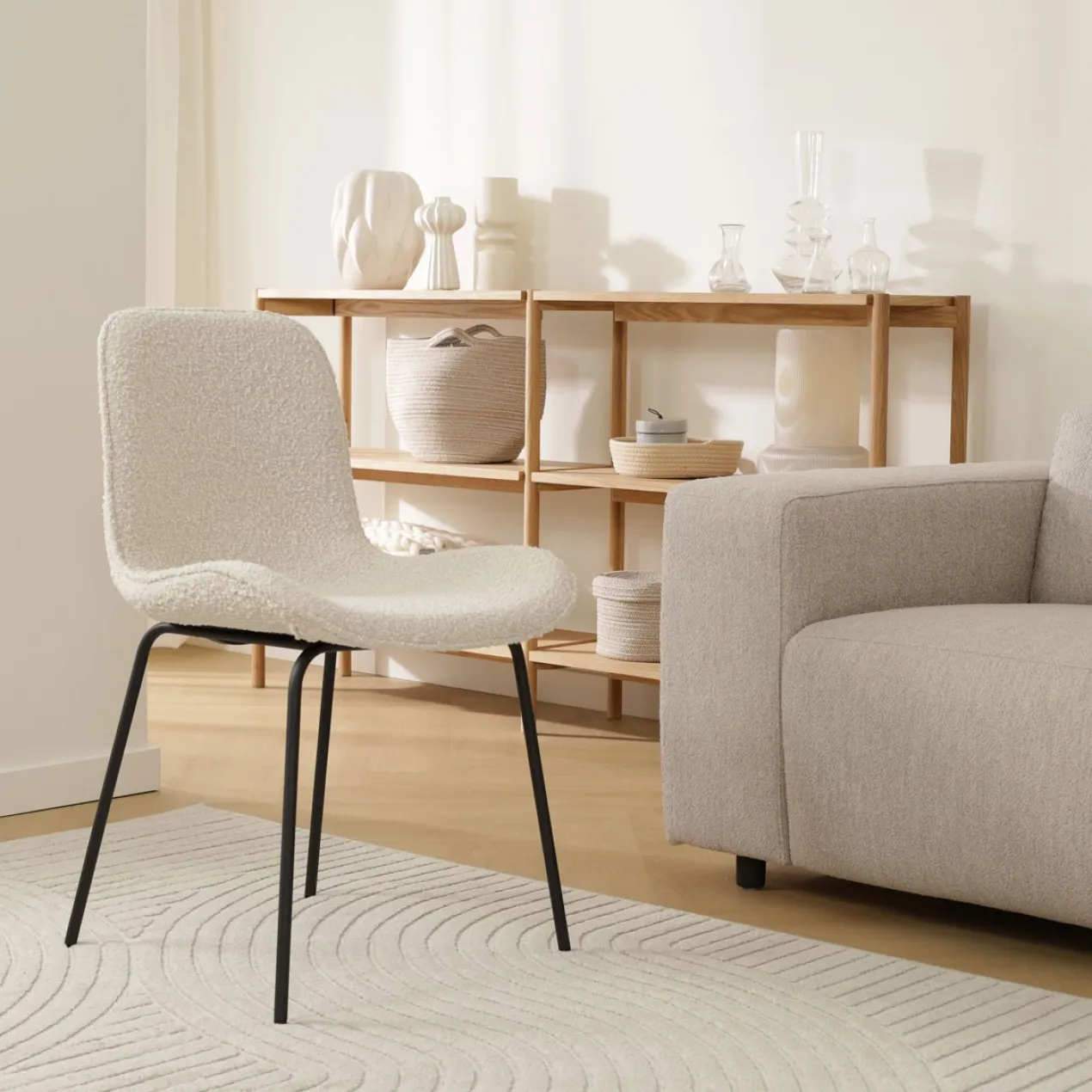 Eetkamerstoel Nora-Fé bouclé beige - zwart onderstel