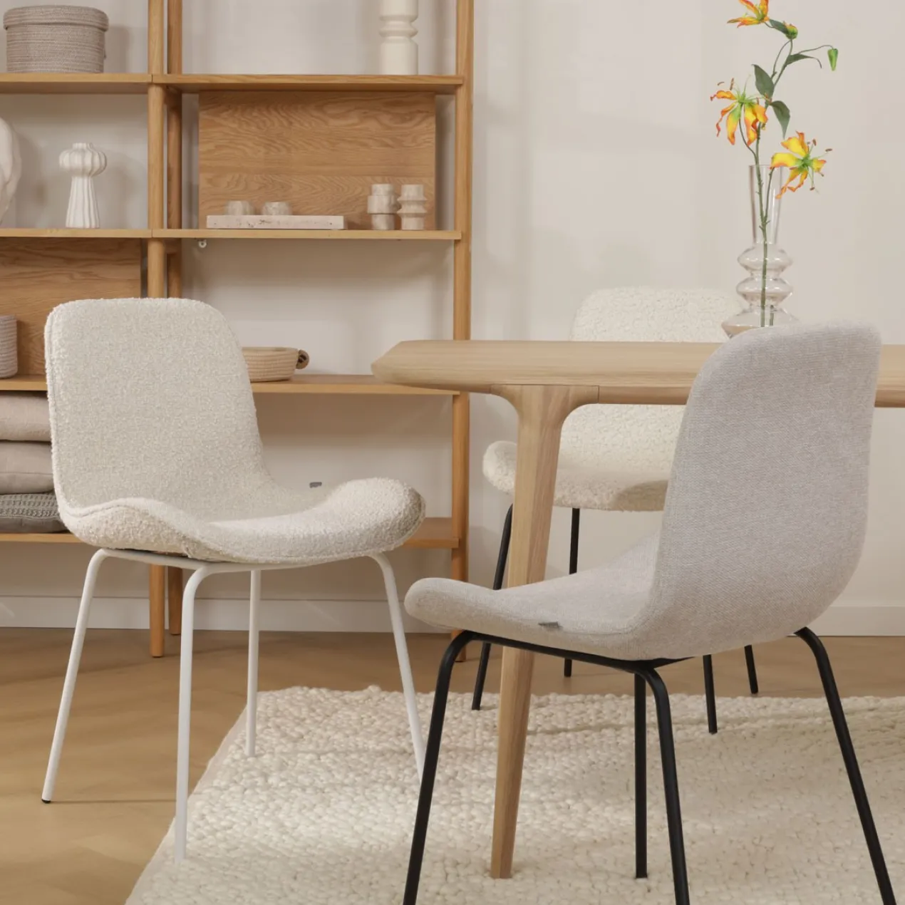 Eetkamerstoel Nora-Fé bouclé beige - zwart onderstel