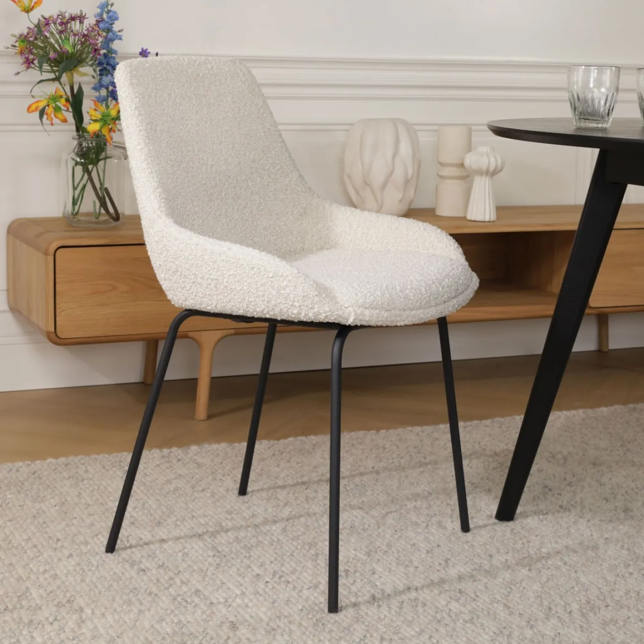 Eetkamerstoel Nora-Isa bouclé beige - zwart onderstel