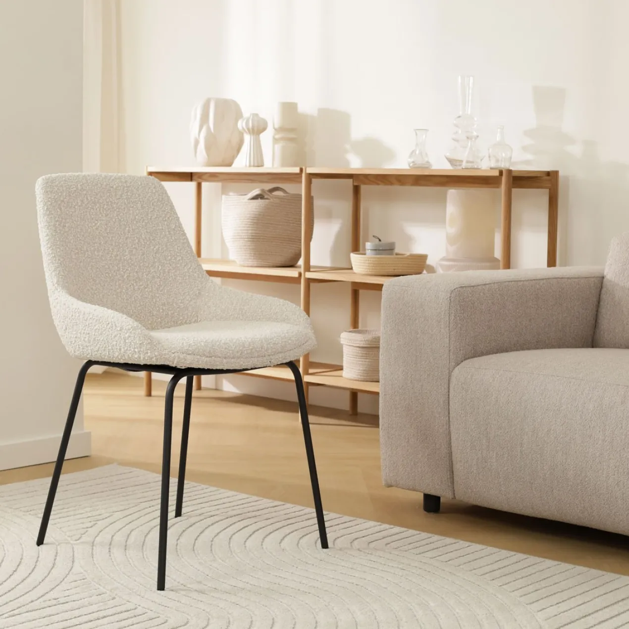 Eetkamerstoel Nora-Isa bouclé beige - zwart onderstel