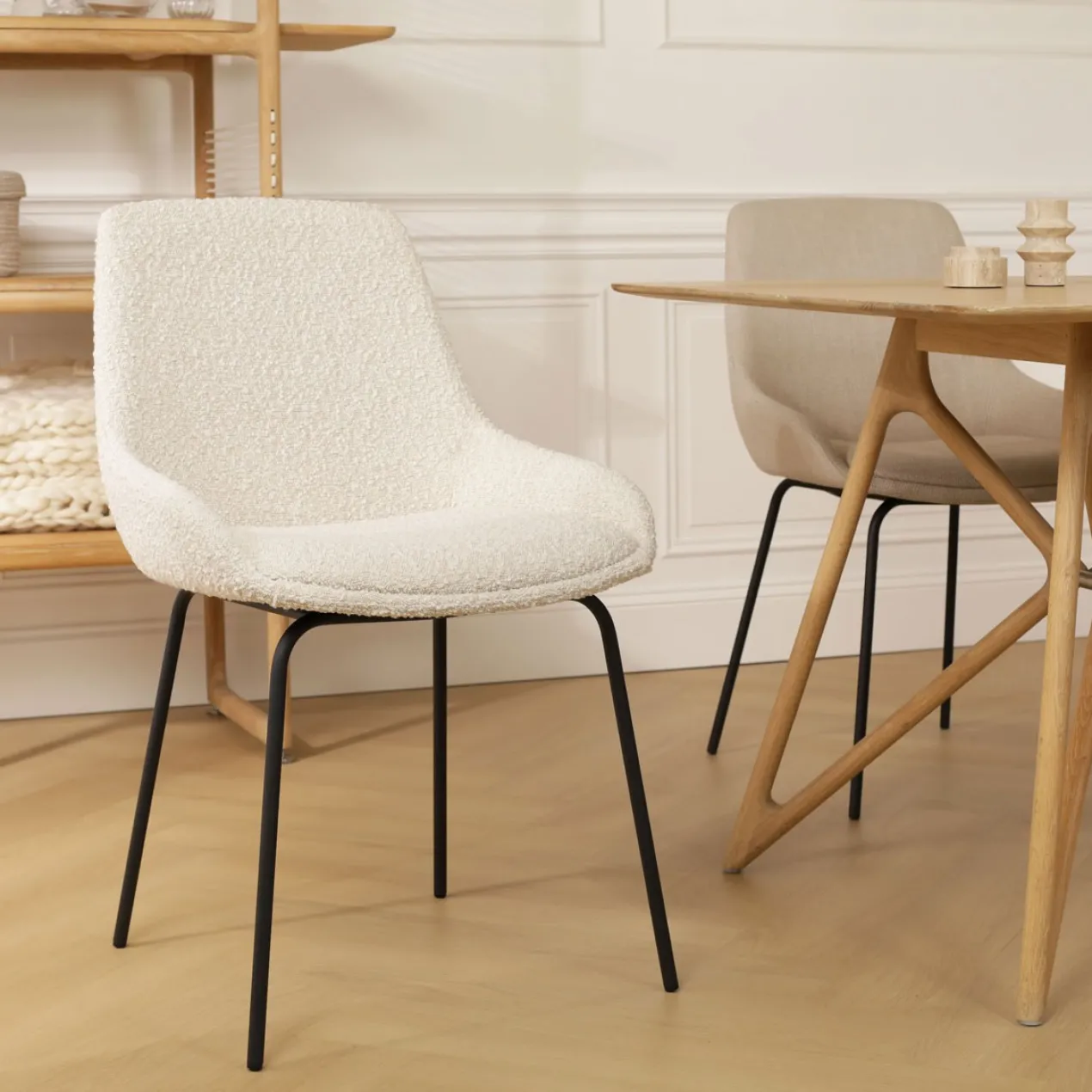 Eetkamerstoel Nora-Isa bouclé beige - zwart onderstel